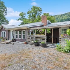 Artistically furnished Creekside House with Pond
