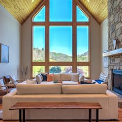 Easy Access Mountain Getaway with Panoramic Views