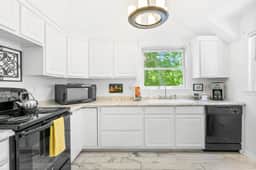 Carriage House on Historic Inn Property - Image 4