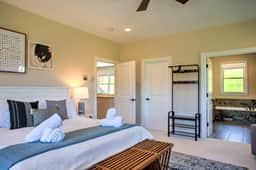 Easy Access Mountain Getaway with Panoramic Views - Image 2
