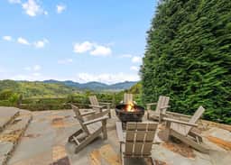 Mid-Century Decor Cabin with Stunning Views - Image 3