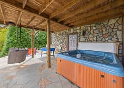 Mid-Century Decor Cabin with Stunning Views - Image 5