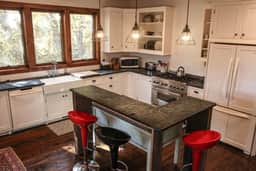 Mountain Lodge Living - Just a Quick Jaunt to Town - Image 3
