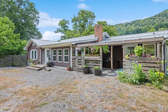 Artistically furnished Creekside House with Pond - Image 1