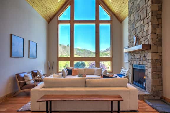 Easy Access Mountain Getaway with Panoramic Views - Image 1
