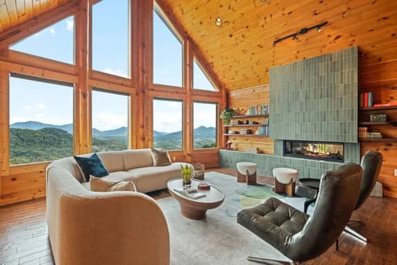 Mid-Century Decor Cabin with Stunning Views - Image 1
