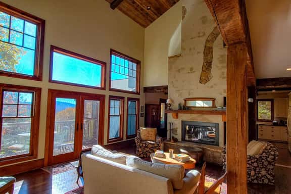 Mountain Lodge Living - Just a Quick Jaunt to Town - Image 1