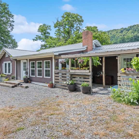 Artistically furnished Creekside House with Pond - Image 1
