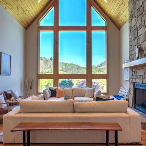 Easy Access Mountain Getaway with Panoramic Views - Image 1