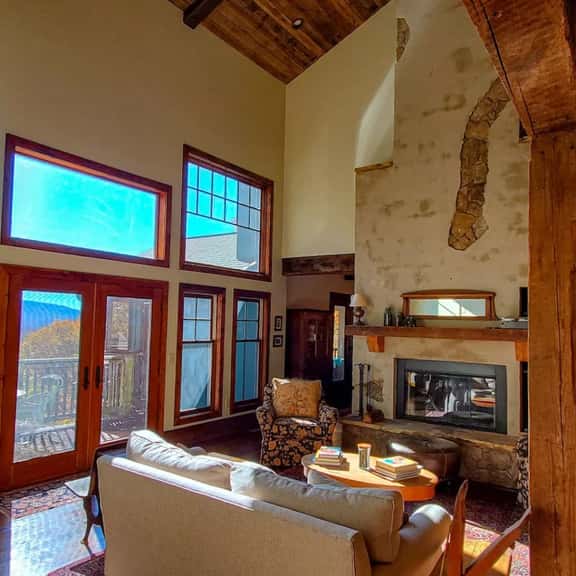 Mountain Lodge Living - Just a Quick Jaunt to Town - Image 1