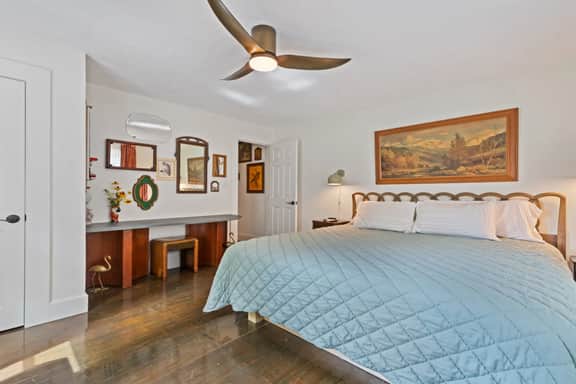Artistically furnished Creekside House with Pond - Image 4