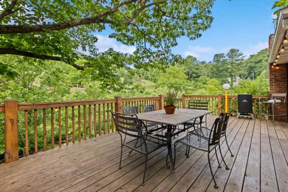 Artistically furnished Creekside House with Pond - Image 5