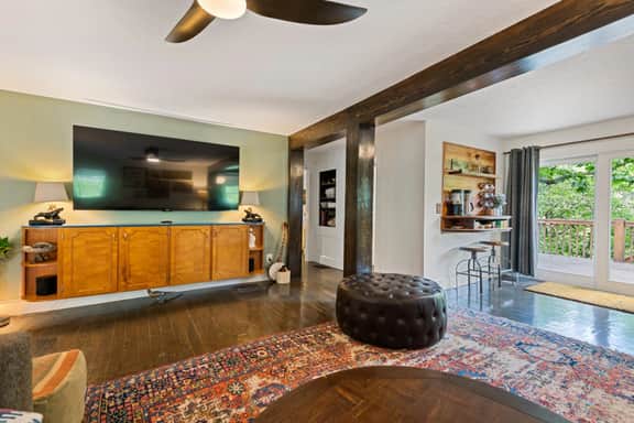 Artistically furnished Creekside House with Pond - Image 2