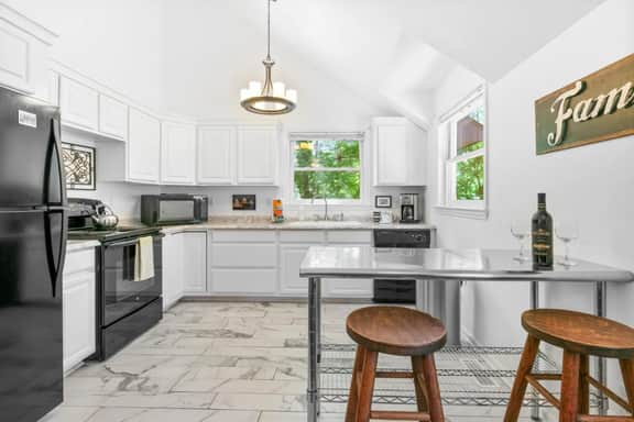 Carriage House and Studio on Historic Inn Property - Image 5