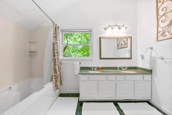 Carriage House on Historic Inn Property - Image 3
