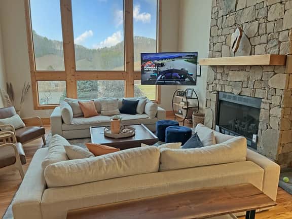 Easy Access Mountain Getaway with Panoramic Views - Image 3