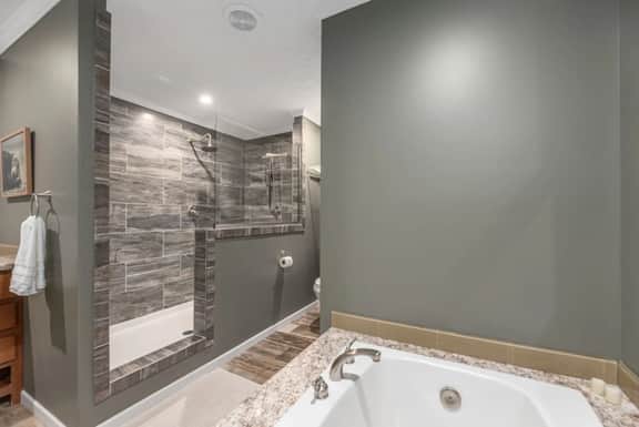 Private Retreat by the Ecusta Trail and Downtown - Image 3