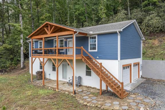 Private Retreat by the Ecusta Trail and Downtown - Image 5