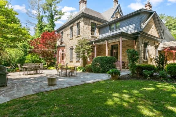 Spacious Studio on Historic Inn Property - Image 2